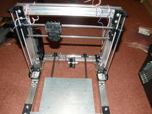 Na tiskárně jsou umístěné krokové motorky, zatím nikam nezapojené. 