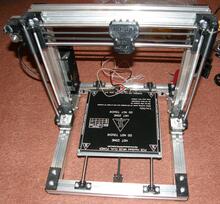 Po namontování heatbedu to již celkem začíná vypadat jako tiskárna.