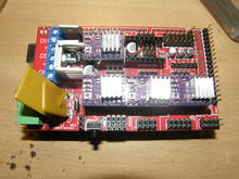 RAMPS nasazený na arudinu a osazený 4 drivery.