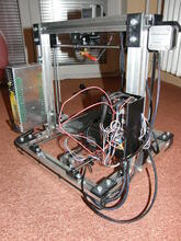 Takhle nějak to vypadá zezadu po zapojení všech serepetiček.